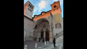 نمایش بقایای قدیس فرانسیس آسیزی پس از ۸۰۰ سال در ایتالیا