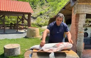 غذای روستایی در آذربایجان؛ کباب کردن ماهی در لایه‌ای از نمک روی آتش