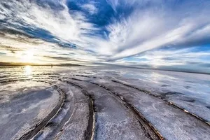 نقاشی طبیعت در سیرجان: تماشای کفه نمک از آسمان