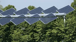 پاک‌سازی پنل‌های خورشیدی با پهپاد؛ راهکاری نوین و جالب (فیلم)