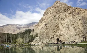 جوشیدن چشمه تاریخی طاق‌بستان در کرمانشاه (فیلم)