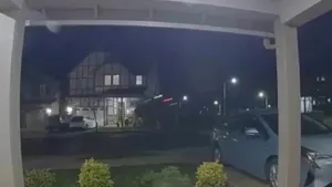 لحظه پرواز یک کامیون به داخل خانه مسکونی در اورِگن آمریکا