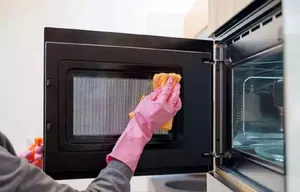 با یک روش ساده و کم‌هزینه مایکروویو را مثل روز اول تمیز کنید