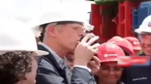 بوسه معنا دار وزیر انرژی آمریکا بر نفت ونزوئلا