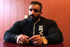 ماجرای مسخره کردن گیوه‌های هادی چوپان چه بود؟