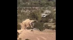 لحظه دیدنی پرش خودرو در مسیر آفرود