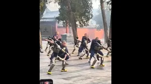 تمرین کونگ‌فو ربات‌ها کنار راهبان معبد شائولین