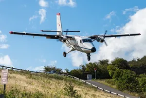 لحظه فرار از مرگ توریست هنگام فیلمبرداری از فرود هواپیما