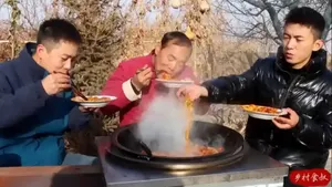 غذای روستایی چین با نودل و خرچنگ آب شیرین