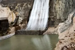 سد «اخند» عسلویه برای نخستین بار سرریز شد (فیلم)