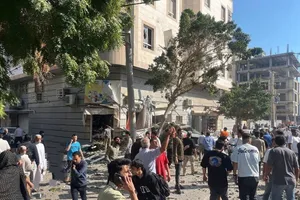 خروج تمام ساکنان ساختمان آسیب دیده در بندرعباس