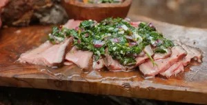 تجربه آشپزی در طبیعت: استیک روی آتش با کباب‌پز جنگلی