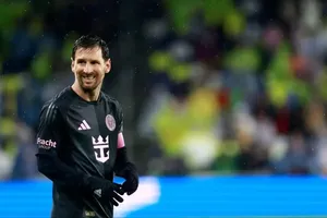 گل تاریخی مسی با ضربه سر مقابل منچستریونایتد