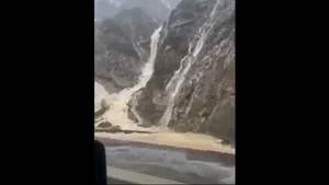 طغیان سیلاب از ارتفاعات حاجی‌آباد هرمزگان (فیلم)