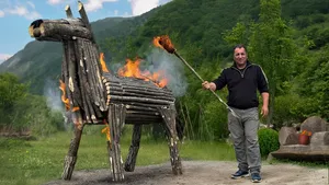 تجربه آشپزی درون اسب تروای افسانه‌ای