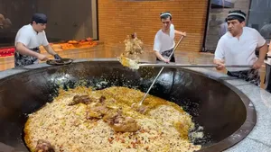 پخت روزانه ۵۰۰ کیلوگرم پلو برای ۱۰ هزار نفر در ازبکستان