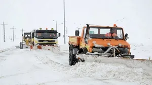 برف‌روبی و نمک‌پاشی محور هراز در پی تداوم بارش برف