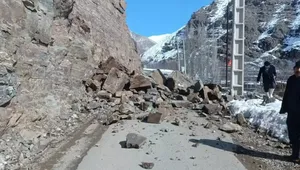 انسداد خط راه‌آهن شمال‌غرب بر اثر بارندگی شدید و ریزش کوه