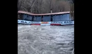 بارندگی شدید در آنتالیا ترکیه یک رستوران را تخریب کرد