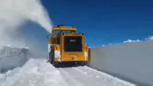 تلاش راهداران برای برف‌روبی گردنه گله با دوش در الیگودرز (فیلم)