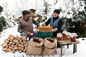 غذای روستایی در آذربایجان؛ پخت کیک عسلی در هوای برفی روستا