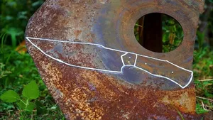 مراحل دیدنی ساخت یک چاقوی خاص با تیغه اره زنگ زده