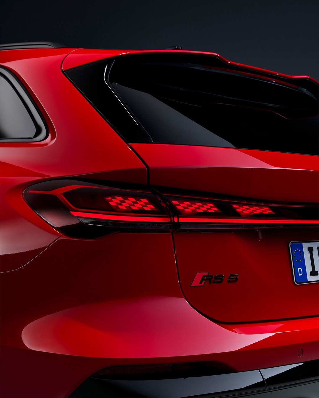 RS5 که حالا وارد نسل تازه خودش شده همچنان مسیر جذاب موفقیت خود را ادامه داده است. مخصوصا نسخه Avant که از همان ابتدا برایم جذاب ترین فرم بدنه در خانواده RS بوده است.