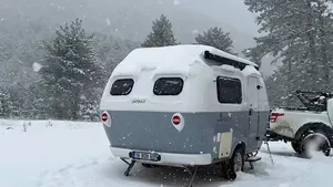 تجربه کمپینگ در برف سنگین با کاروان کپسولی