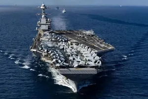 لحظه عبور بزرگ‌ترین ناو هواپیمابر جهان از تنگه جبل‌الطارق