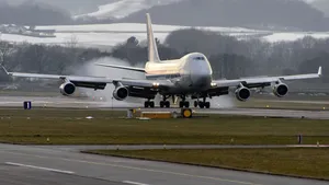 لحظه فرود سخت بویینگ ۷۴۷ و برخورد دلهره‌آور چرخ‌ها با باند فرودگاه (فیلم)