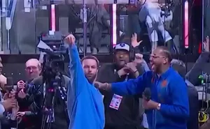 پرتاب از راه دور زیبا و دقیق استفن کری از جایگاه مجریان