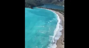 بارش شدید باران رنگ دریای اولودنیز ترکیه را تغییر داد