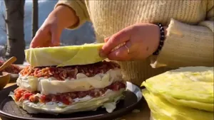 غذای روستایی در کوهستان با کیک گوشت و کلم