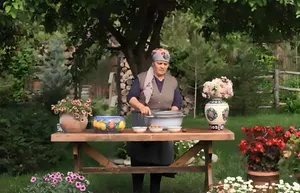 غذای روستایی در آذربایجان؛ تهیه شربت قاصدک در روستایی کوهستانی