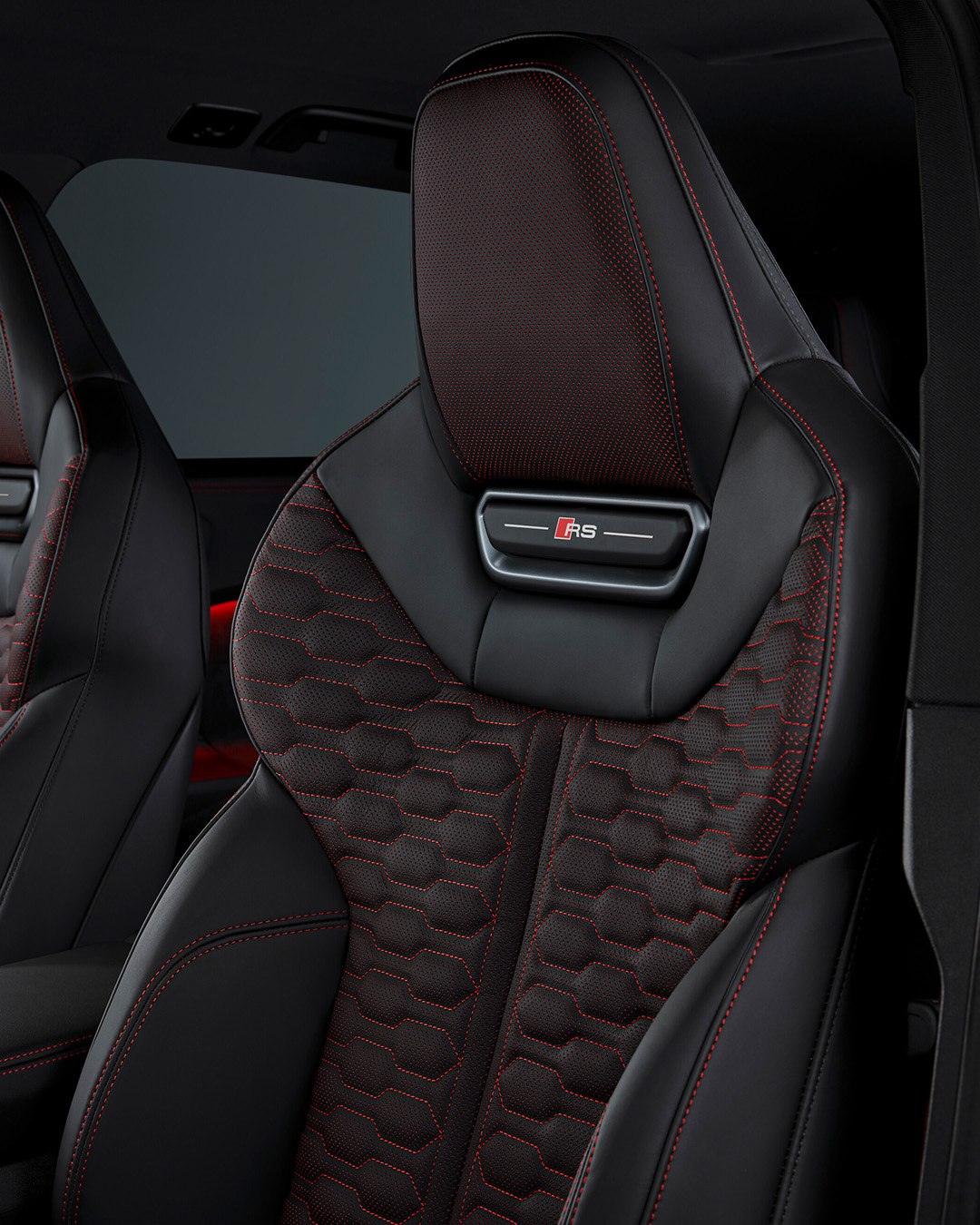 RS5 که حالا وارد نسل تازه خودش شده همچنان مسیر جذاب موفقیت خود را ادامه داده است. مخصوصا نسخه Avant که از همان ابتدا برایم جذاب ترین فرم بدنه در خانواده RS بوده است.