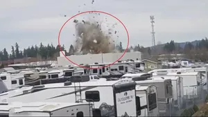 انفجار شدید در اورگان آمریکا؛ سقف کارخانه کنده شد