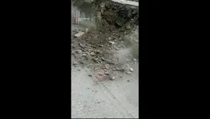 عبور دو دختر چند ثانیه پیش از ریزش دیوار یک خانه