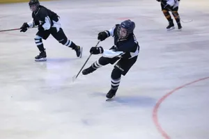 لحظه افتادن دندان بازیکن هاکی پس از برخورد توپ به دهانش در المپیک زمستانی!