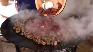 ناهار زمستانی روستایی در فضای باز با طعمی متفاوت