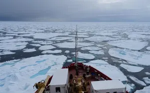 لحظه دیدنی عبور شناور بزرگ از میان یخ‌های دریای یخ‌زده فنلاند