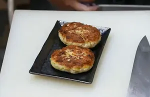 غذای خیابانی در ژاپن؛ تهیه برگر با ماهی در توکیو