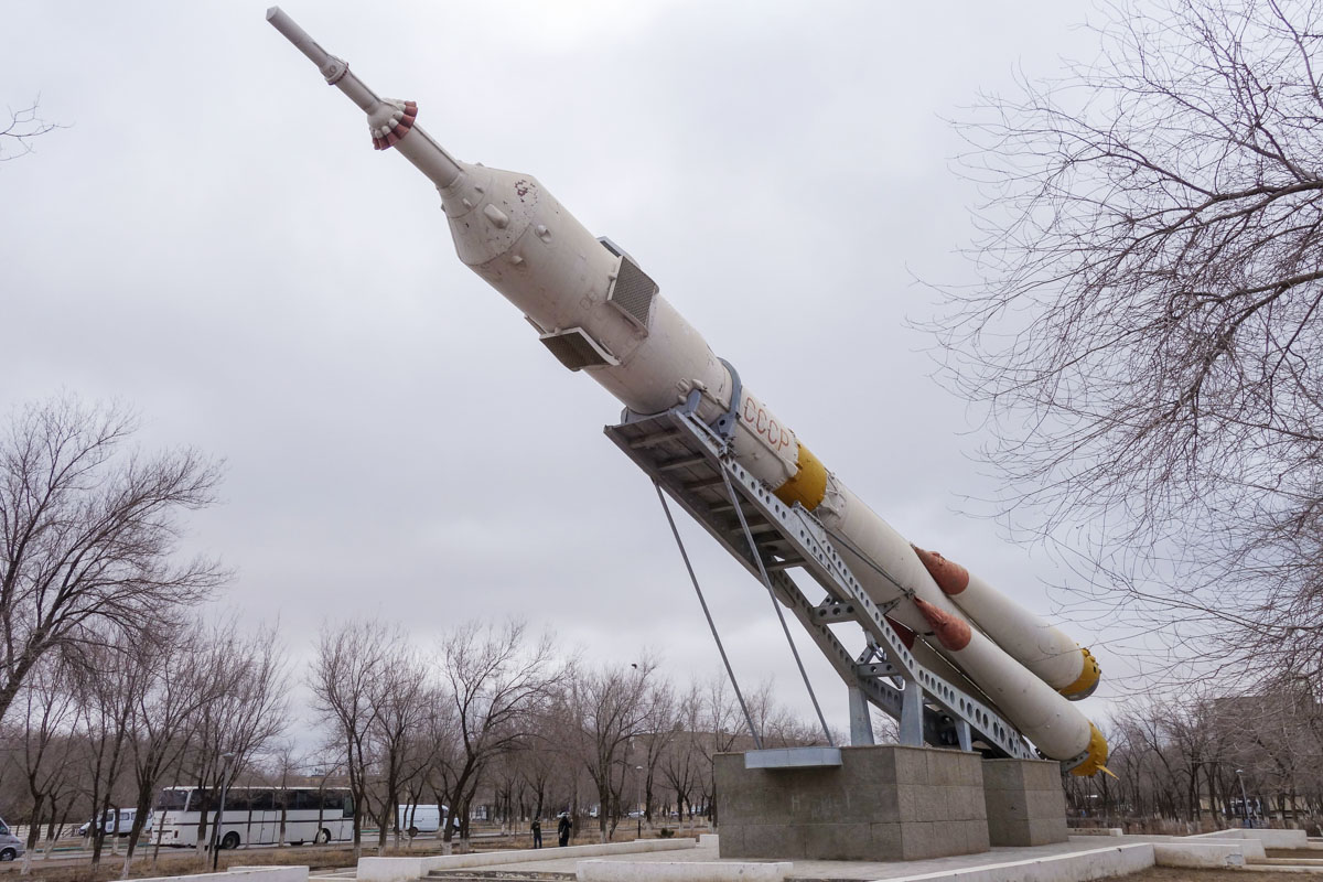 یادمان موشک سایوز در شهر بایکونور