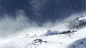 بارش برف چند متری در گذرگاه‌های مرزی ایران با عراق و ترکیه (فیلم)