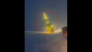 سقوط یک دکل نفتی در آلاسکا هنگام حمل و نقل