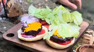 برگر‌های غول‌پیکر روی آتش و سنگ در دل طبیعت