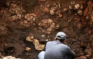 کشف گنجینه کوزه‌ها و طلا در یک مقبره باستانی هزار ساله