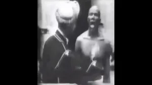 تصویری قدیمی از چانه زنی و معامله یک برده سیاه پوست در عمان